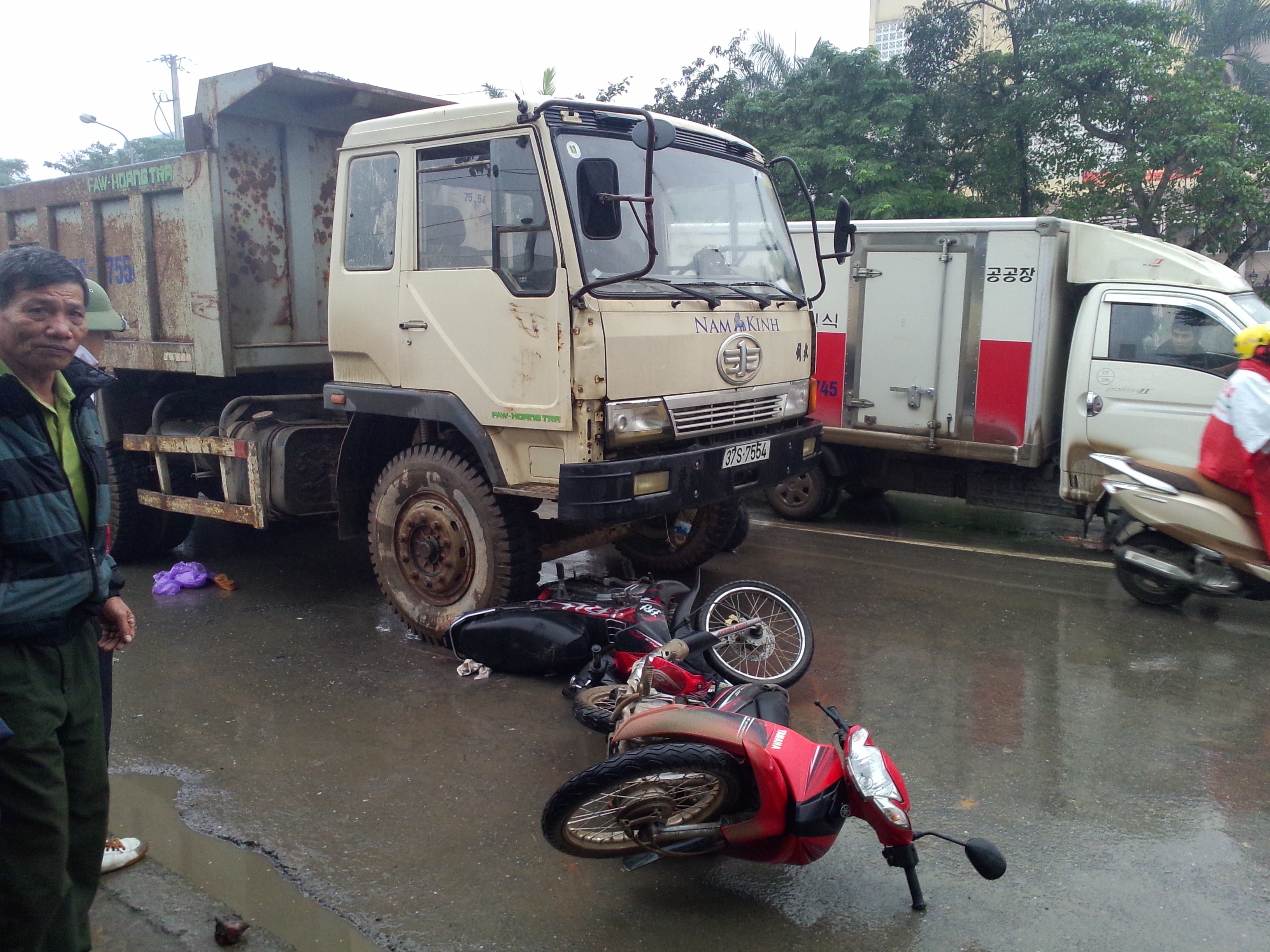 Xe ben cuon 2 phu nu cho den do vao gam hinh anh