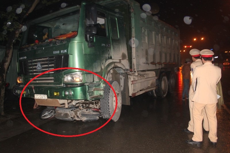 Co gai chet tham vi bi xe cuon vao gam keo 40 met hinh anh