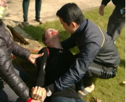 'Nguoi dep xu Thanh' treo co tu tu truoc cong ty xi mang hinh anh