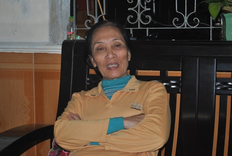 Me nguoi dep xu Thanh sung so nhin ban tho con tu lap hinh anh