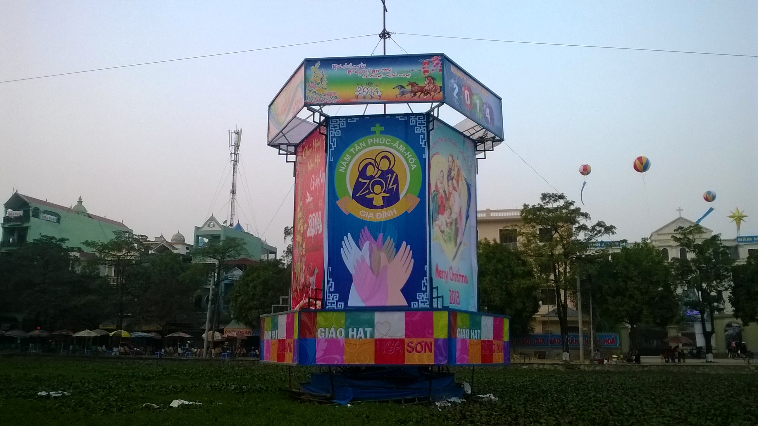 Den long khong lo mung Giang sinh lon nhat ca nuoc hinh anh