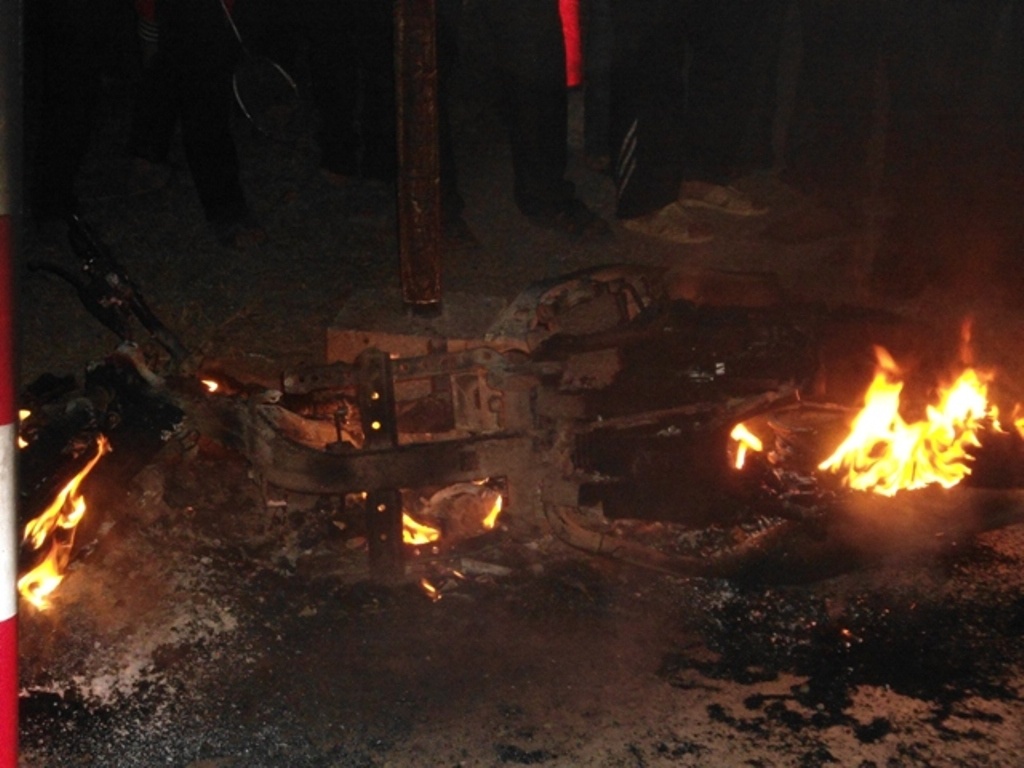 Xe tay ga chay rui sau khi va quet voi o to hinh anh