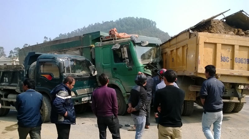 Dam xe lien hoan, tai xe mac ket trong cabin hinh anh