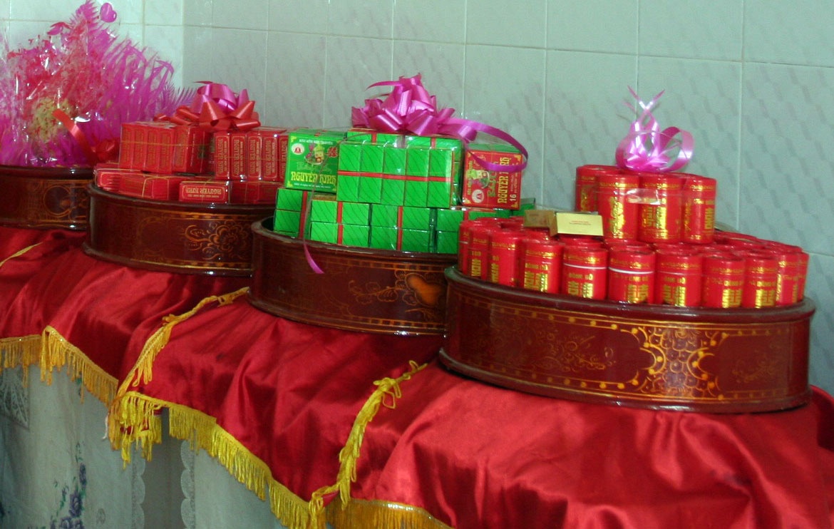 Nem min vao dam an hoi trong dem hinh anh