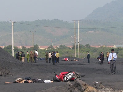 Khoi to 3 thanh nien ban chet nam sinh tai dam cuoi hinh anh