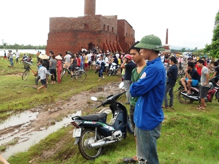 Roi xuong nuoc giua dem ret, 2 nguoi chet hinh anh