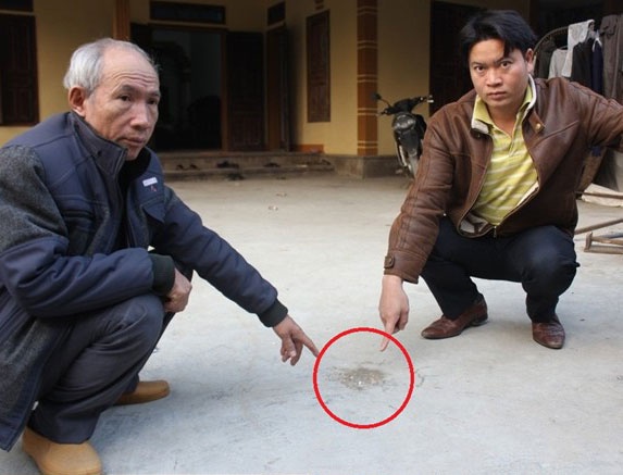 Nhan chung ke lai phut nhom nguoi nem min vao dam hoi hinh anh