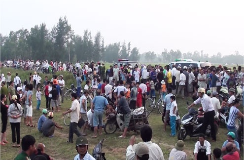 Dan truy duoi, danh trong thuong 2 nguoi trom cho hinh anh