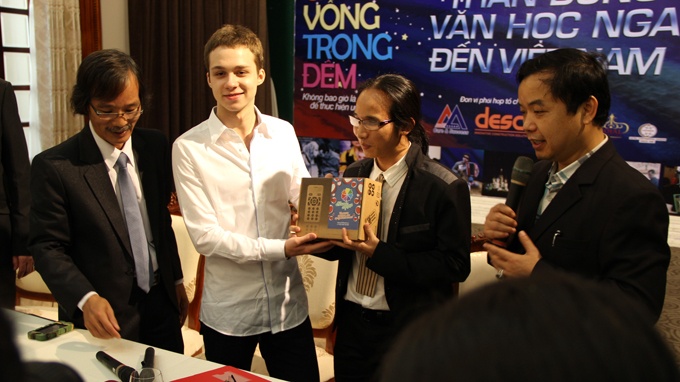 Than dong van hoc Nga: 'Muon viet, hay doc that nhieu' hinh anh