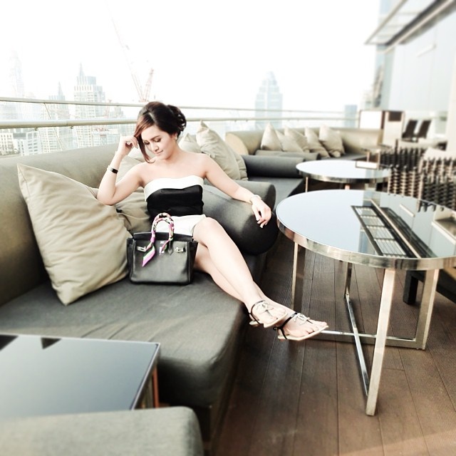 Hot girl thich khoe hang hieu hinh anh