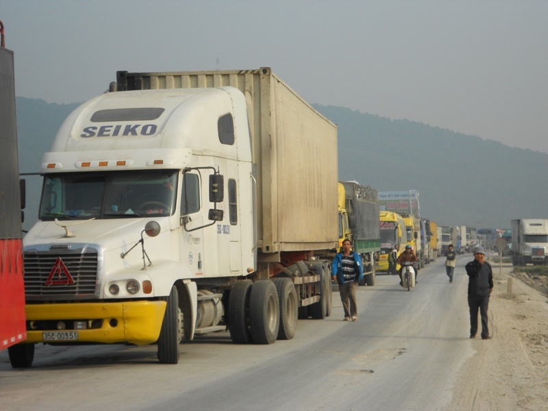 Quoc lo 1A tac nghen hang chuc km vi xe hong hinh anh