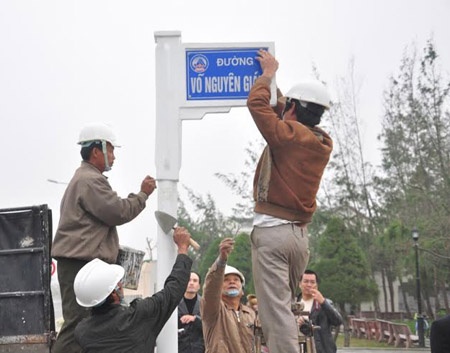 Da Nang chinh thuc gan bien duong Vo Nguyen Giap hinh anh