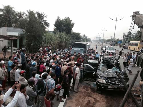 Xe tai tong lien hoan, hai nguoi chet hinh anh