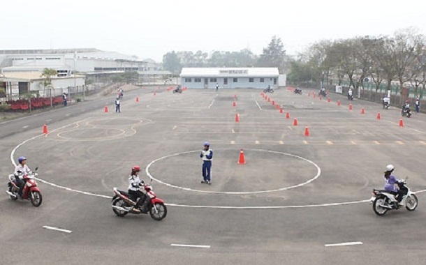 Thi giay phep lai xe moto phan khoi lon se kho hon hinh anh
