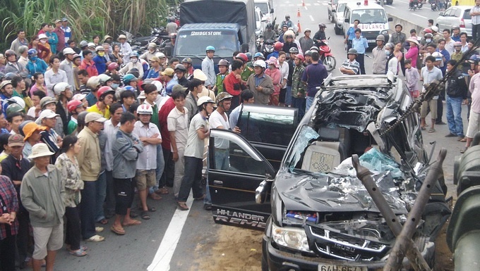 Xe tai dam nat oto, 2 nguoi chet, 1 trong thuong hinh anh