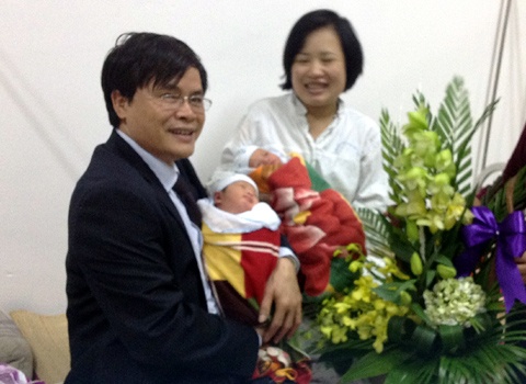 Am ap hai be song sinh nho tinh trung nguoi cha da khuat hinh anh