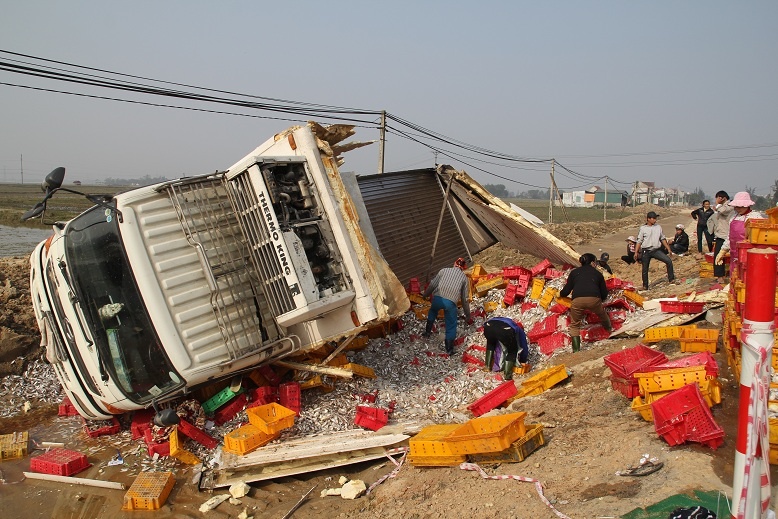 Xe cho hang tan ca lat ngua, nhieu nguoi den giup hinh anh