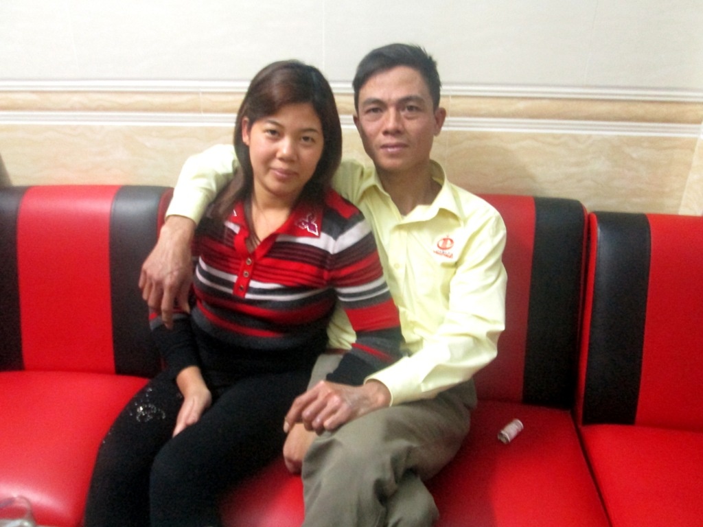 Nguoi dan ba bo xu dua chong ra dao cai nghien hinh anh