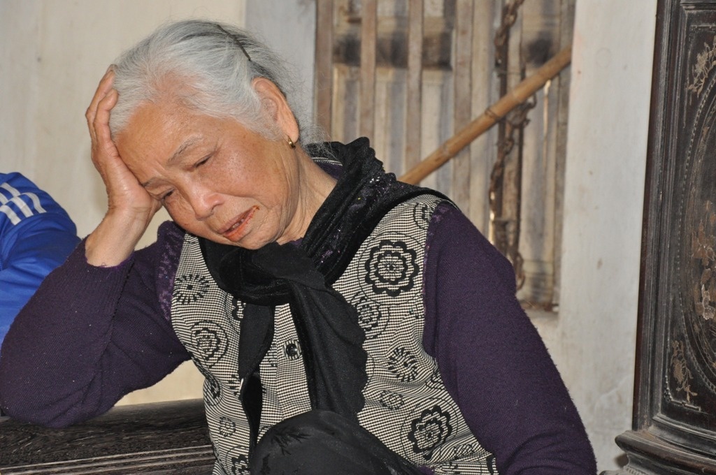 Giay phut dua tro cot nu sinh vu hoa hoan ve que hinh anh