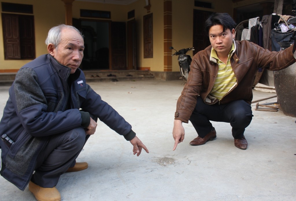 12 thanh nien tham gia nem min vao dam hoi bi khoi to hinh anh