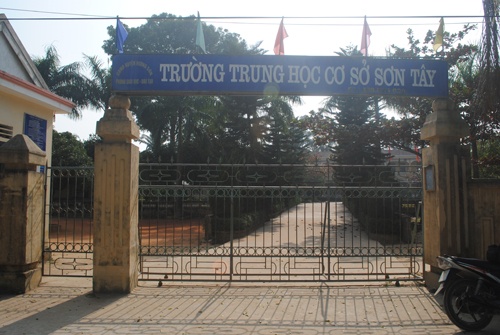 Sap lan can truong, hoc sinh roi tu tang 2 xuong tang 1 hinh anh