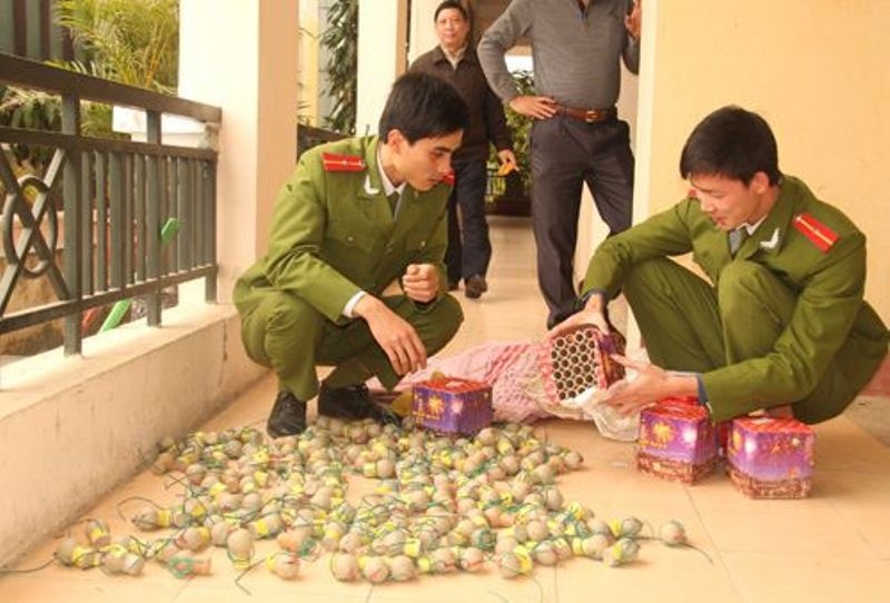 Bat nhom thanh nien buon phao no hinh anh