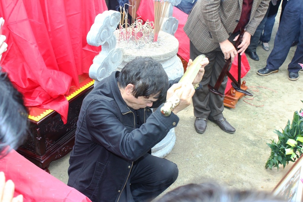 Toan canh le dang linh khi truoc lang mo Dai tuong hinh anh