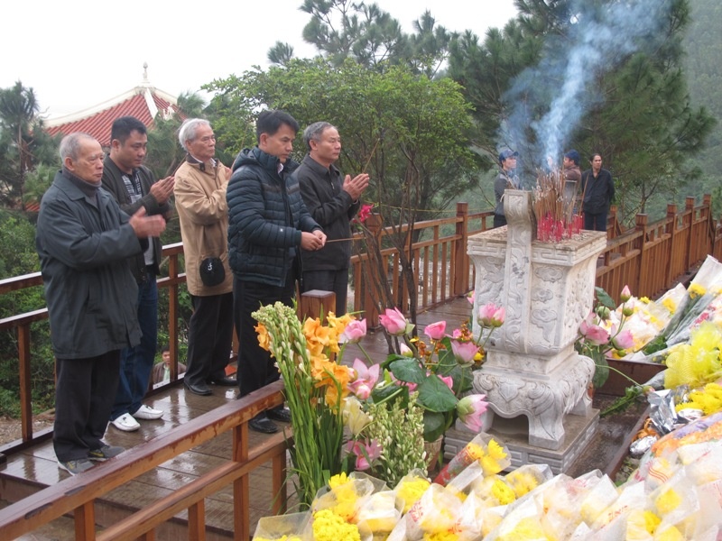 Nguoi dan doi mua lanh ve vieng Dai tuong truoc le 100 ngay hinh anh