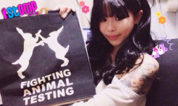 Co gai xinh dep xam hinh khap co the de bao ve dong vat hinh anh