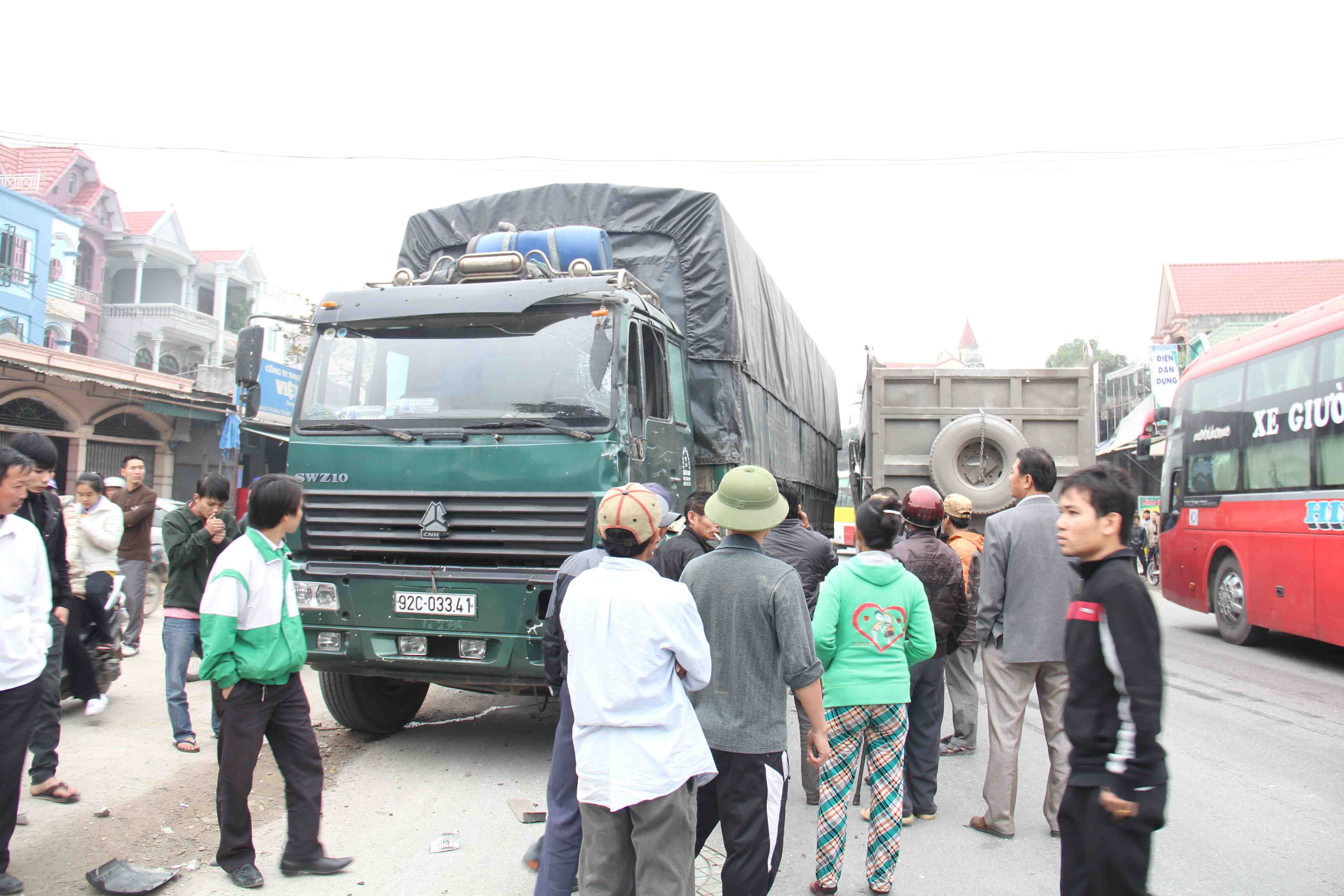 Gay tai nan, tai xe co thu trong cabin hinh anh