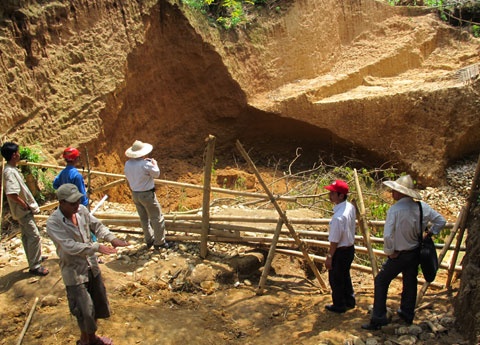 Sap ham vang o Quang Nam, 3 phu vang bi vui lap hinh anh