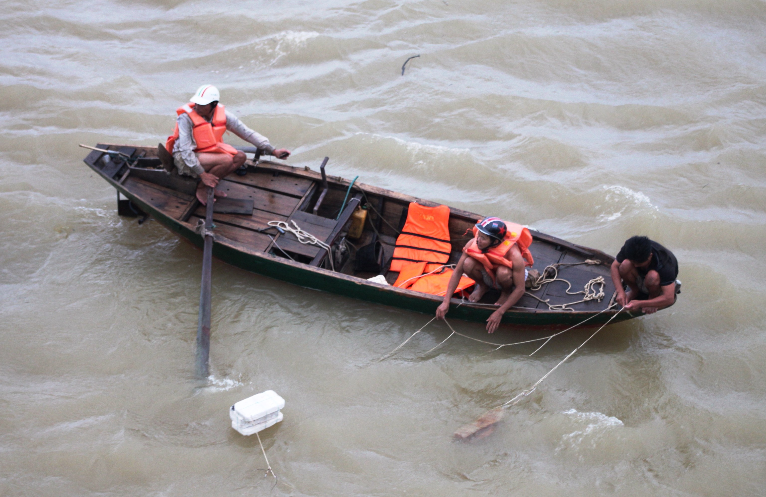 Nguoi dan ong nhay cau Ben Thuy hinh anh