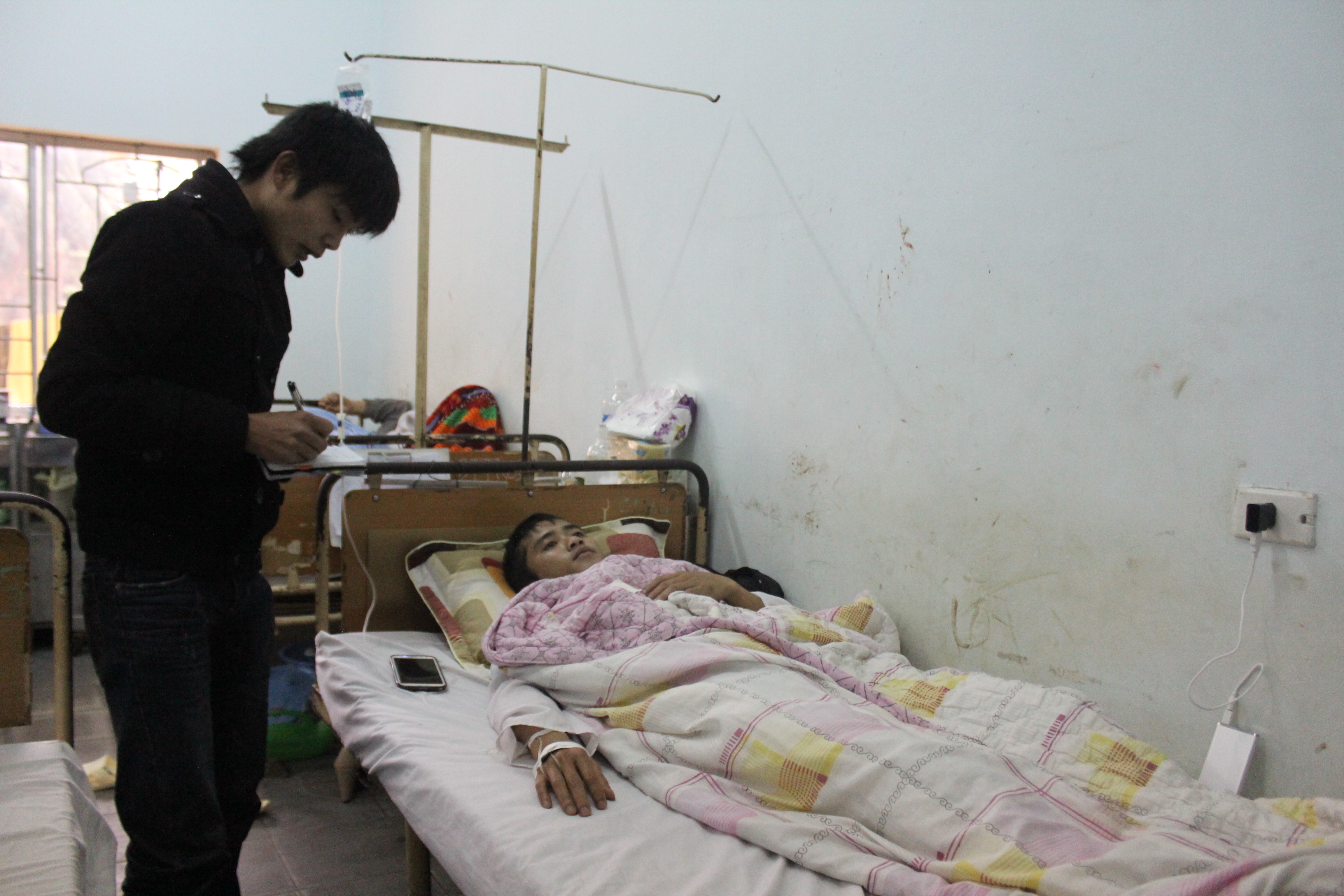 Xong vao tru so danh can bo kiem lam chan thuong so nao hinh anh