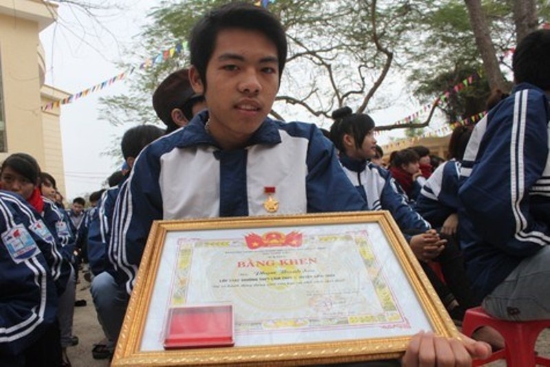 Nam sinh cuu hai em nho duoc phong Tuoi tre dung cam hinh anh