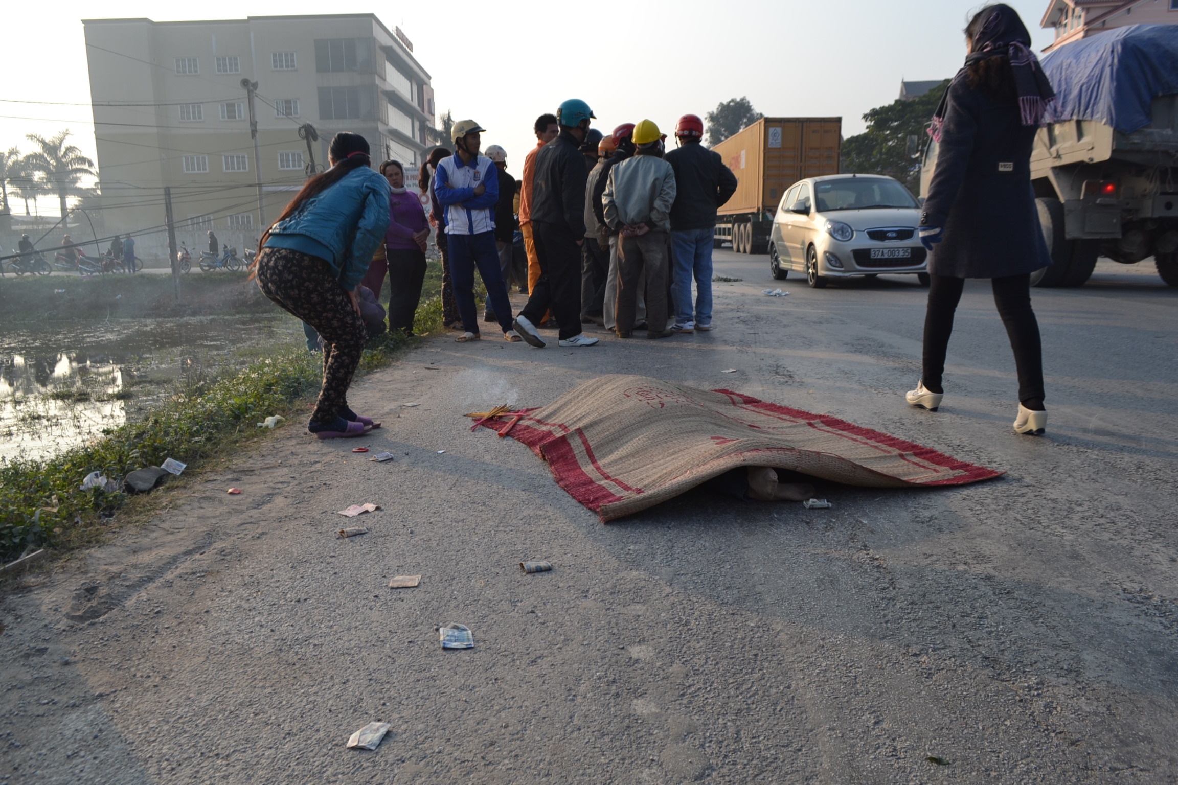 Xe khach chay dua dip Tet, can chet mot phu nu hinh anh