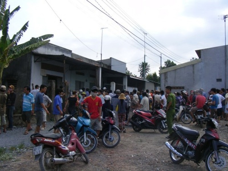 No tien ty, nguoi phu nu treo co tai nha rieng hinh anh