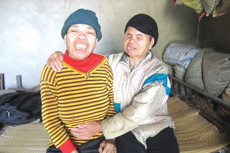 Ba lang mu 40 nam may mo hoc cach cuu em gai hinh anh
