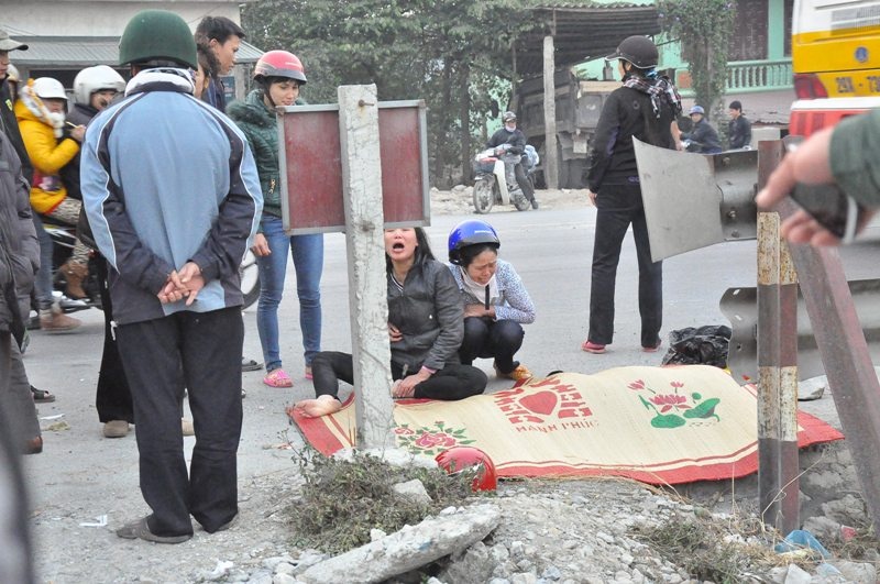 Di dam cuoi ve, 4 nguoi bi tau hoa tong thuong vong hinh anh