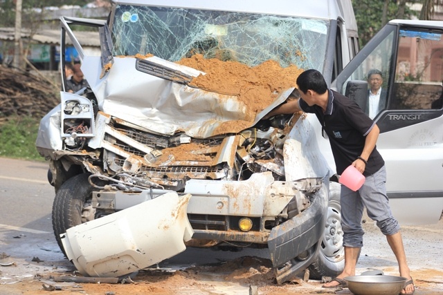 Tranh nguoi du tiec cuoi, xe oto tong lien hoan hinh anh