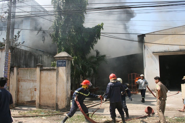 Chay xuong go, hang tram cong nhan thao chay hinh anh