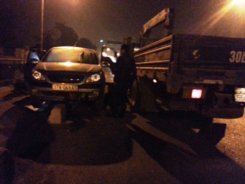 Tai xe ngu gat, xe hop lao len dai phan cach hinh anh