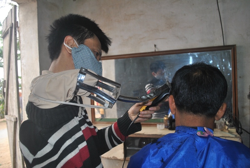 Nguoi dan ong cut tay dam me nghe cat toc hinh anh