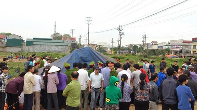 Nguoi dan ong say ruou chet cong ben duong o Nghe An hinh anh