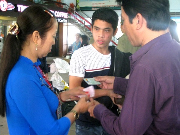 Sai ten, so giay CMND, nhieu hanh khach khong duoc di tau hinh anh