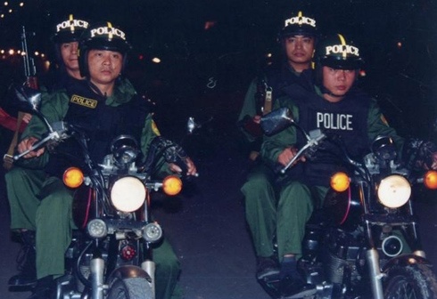 Canh sat quyet bat hung thu vu cassette phat no truoc Tet hinh anh