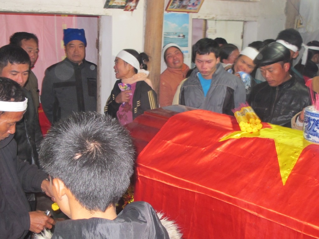 Me va vo ngat khi don thi hai chien si hy sinh tai Truong Sa hinh anh