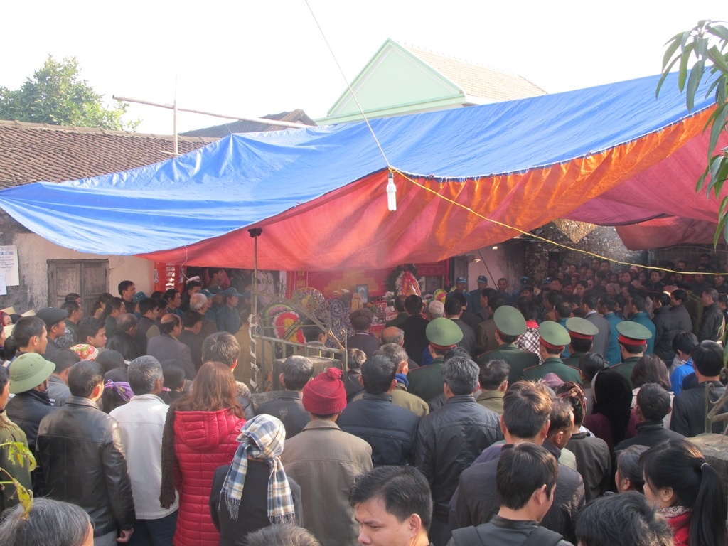 Nghin nguoi tien dua trung uy hy sinh o Truong Sa ve dat me hinh anh