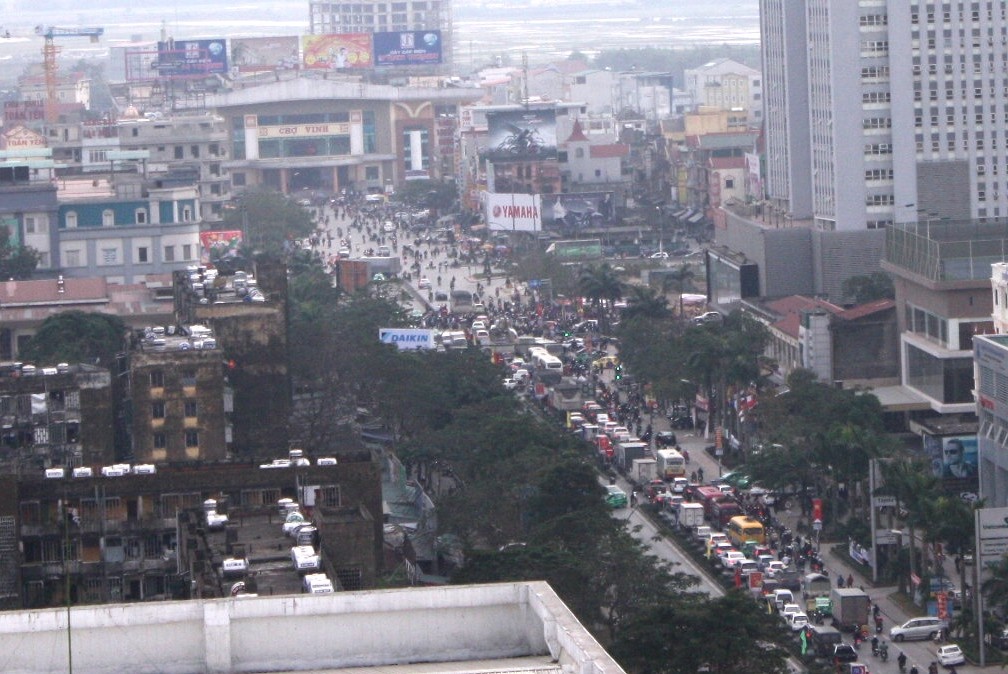 Nguoi phu nu bi keo le 20m truoc Big C, giao thong ket cung hinh anh