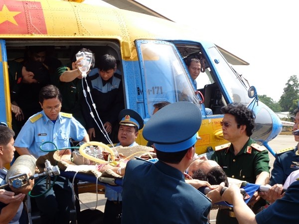 Trua 30 Tet truc thang ra dao cap cuu bo doi hai quan hinh anh