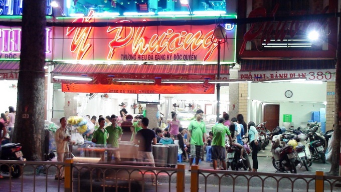 Hang chuc nguoi xong vao hon chien gay nao loan hinh anh